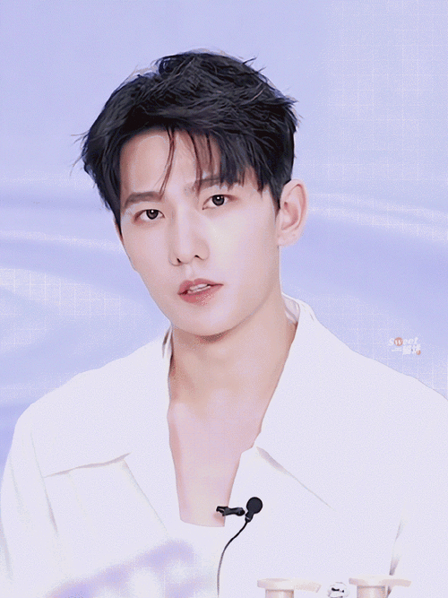 杨洋·今天的纯白帅哥好可爱啊#杨洋活动最新状态#·#杨洋直播