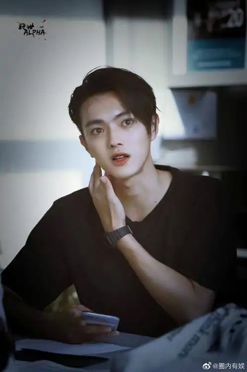 许凯晒见面会造型随拍两宫格