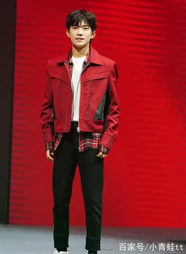 易烊千玺画报图,穿运动套装青春有活力,扎小辫嘻哈风十足