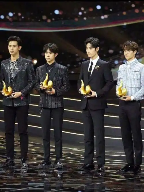 以肖战为标尺,就能推测出同框男星身高是否注水