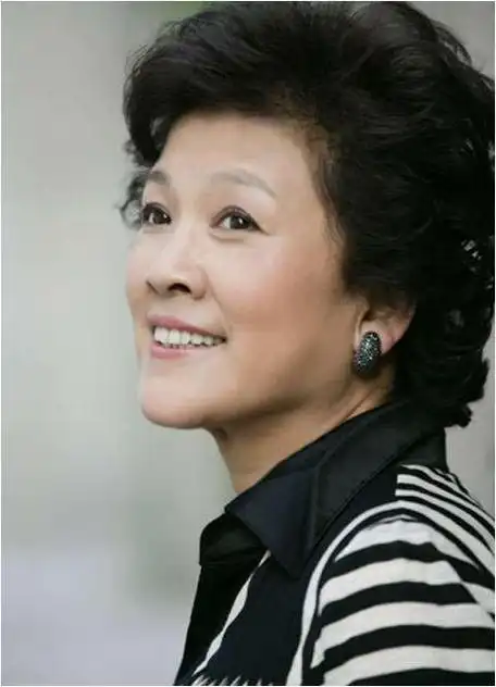 宋春丽为艺术放弃生子,55岁领养女儿,如今生活怎样?