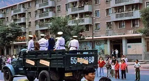 83年严打时的历史照片,犯罪分子一车车的运,全部游街示众