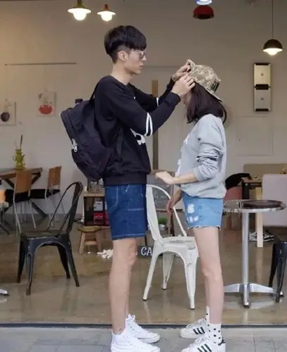 20厘米的时候,其实基本就可以亲到下巴了,对耿直男神,这样做超有效.