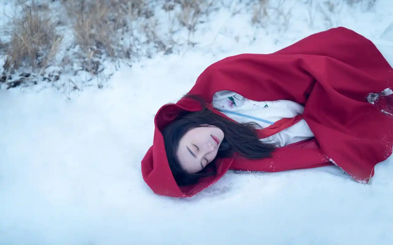 冬日红衣美女唯美高清桌面壁纸