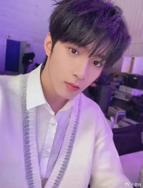 刘耀文冬日车内自拍#刘耀文的眼睛太好看啦!