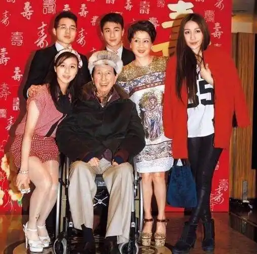 何超欣利智何超云对比图何超欣是赌王与利智的孩子吗