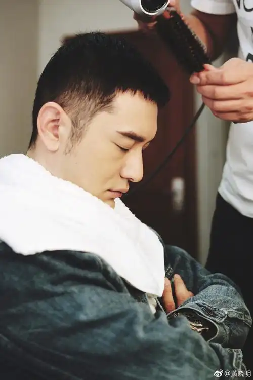 组图:黄晓明晒照道早安 闭目养神五官立体侧颜抢镜