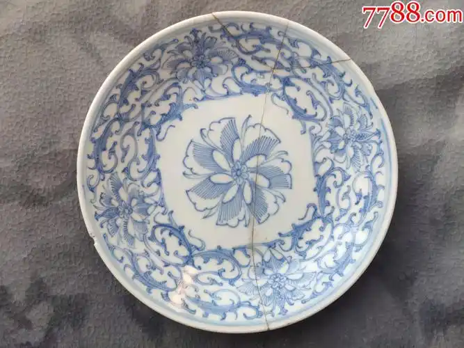 断成两半粘起来的青花瓷器盘子,底款是大清道光年制,如图所示,用万能