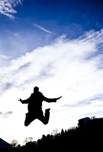 腾空而起的跃动感.