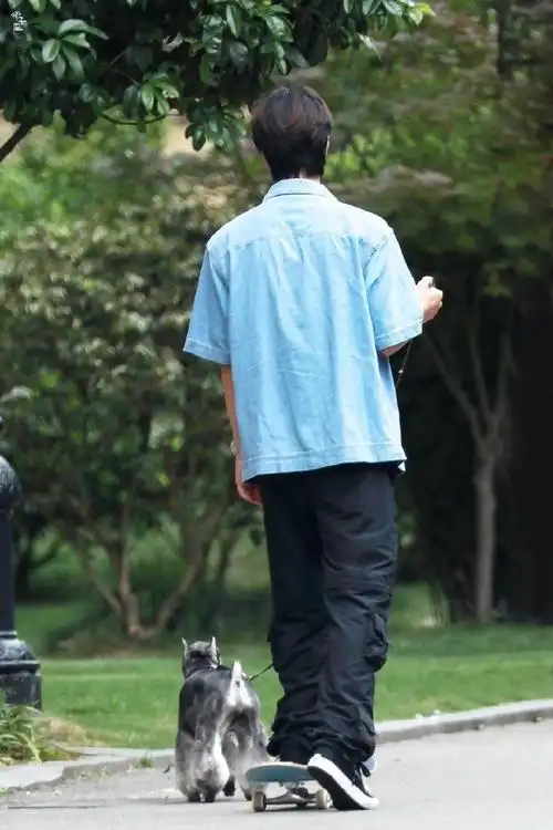 电影无名网播定档#wyb#王一博电影无名#演员王一博的背影,诉说着截然