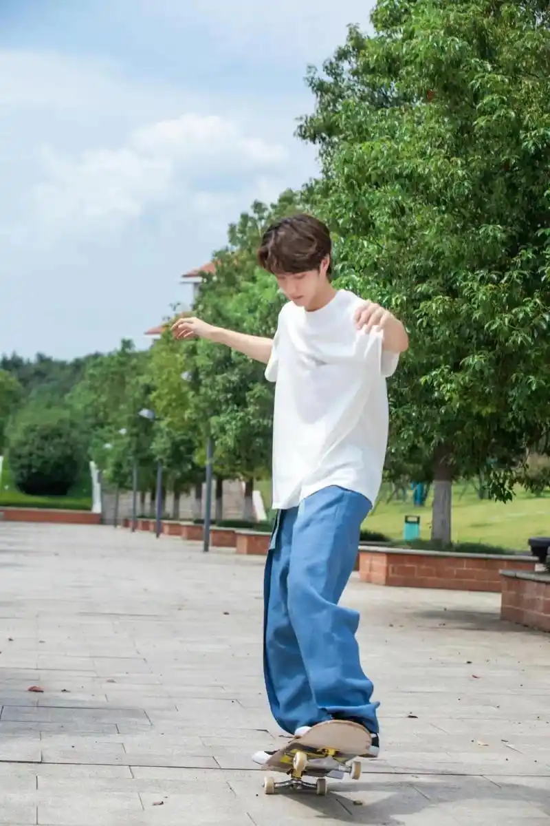 王一博说在世界的任何角落跳舞都没差 #王一博赤脚跳舞 就在 - 抖音