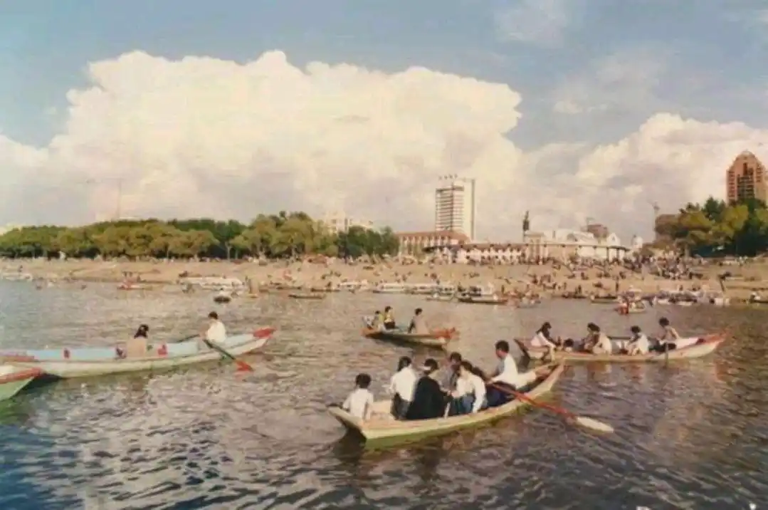 90年代哈尔滨老照片!道路宽阔平坦,松花江风景宜人,你怀念吗?