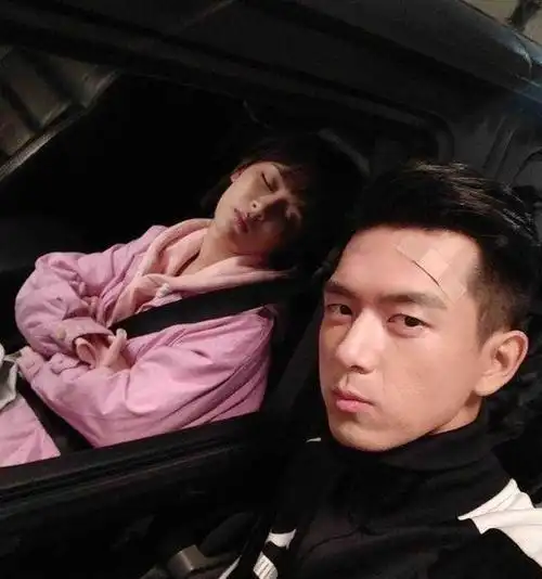 杨紫喜迎28岁生日李现借机晒甜蜜合照两人同框亲蜜感十足