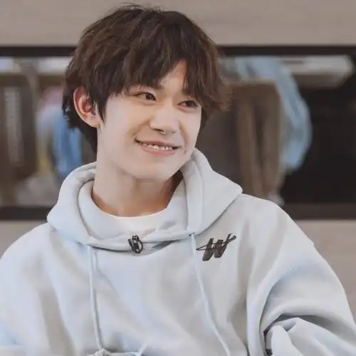 welldone易烊千玺同款wd肩膀字母铁环套头连帽卫衣