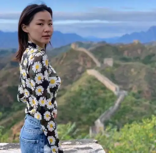 27岁的小品演员金靖,你们关注她的笑点,我被她的衣品吸引了