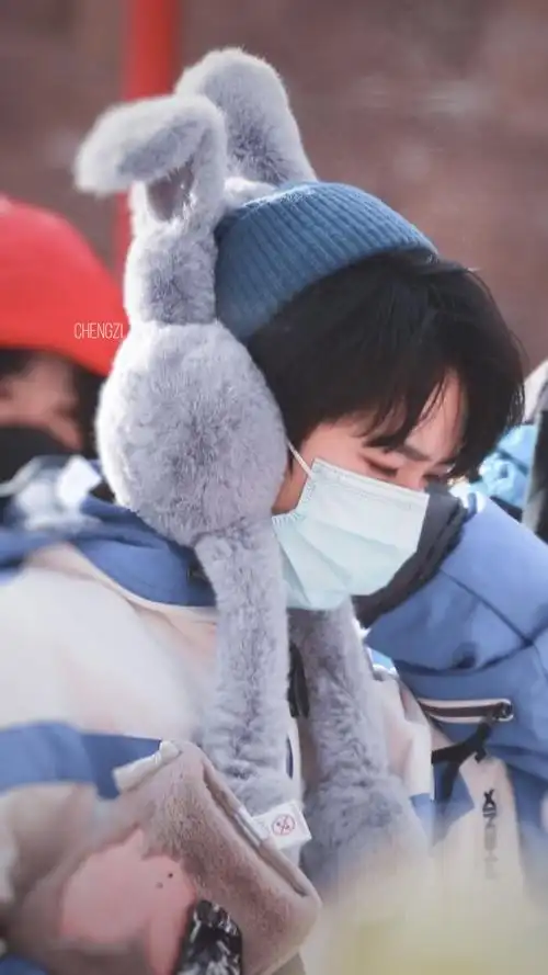 贺峻霖滑雪新图