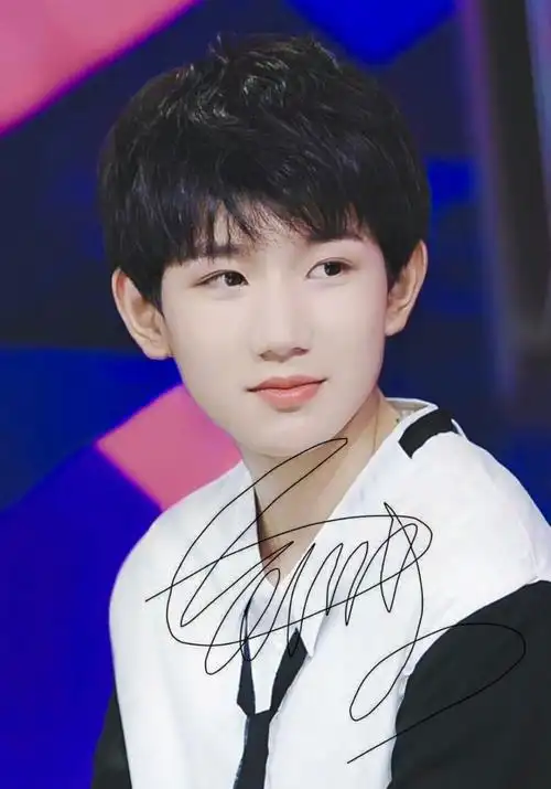 王源签名照 二传标明dt921號星球 拿扣