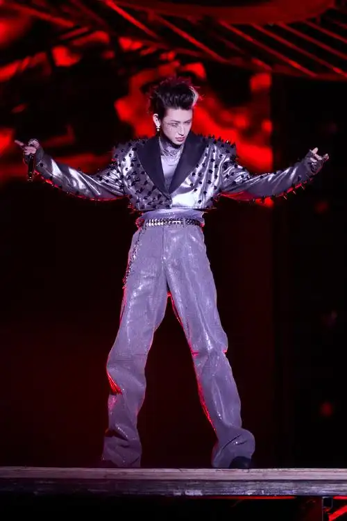 小鬼王琳凯超话灯光交错,电流穿梭,属于今晚的#太空奇缘音乐嘉年华