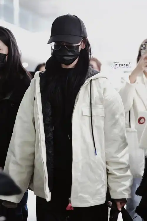 迪丽热巴机场饭拍,手机壳是可爱水豚,迪迪也为卡皮巴拉着迷吧