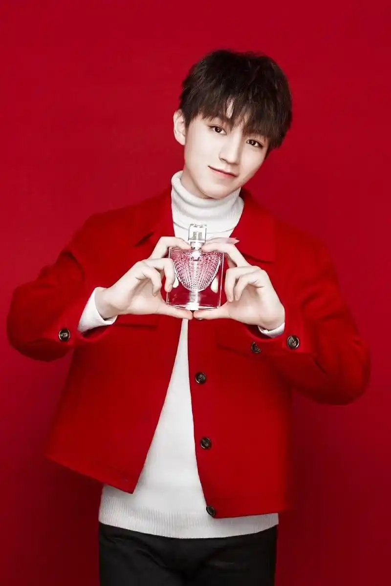 tfboys新闻190724当红色遇上百变少年王俊凯完美展现青春的格调