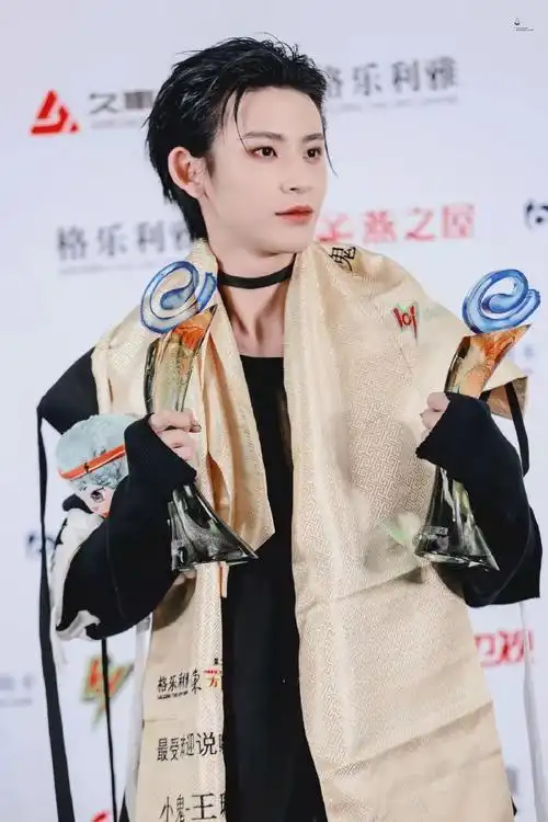 小鬼黑发中分造型##小鬼王琳凯超炸舞台