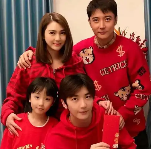 洪欣22岁儿子出道营业五官帅气不输莫少聪妹妹在旁拍照感情好