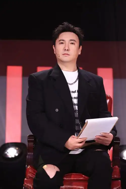 《蒙面舞王》盛典之夜沈腾跳起东北扭秧歌凤凰网长春