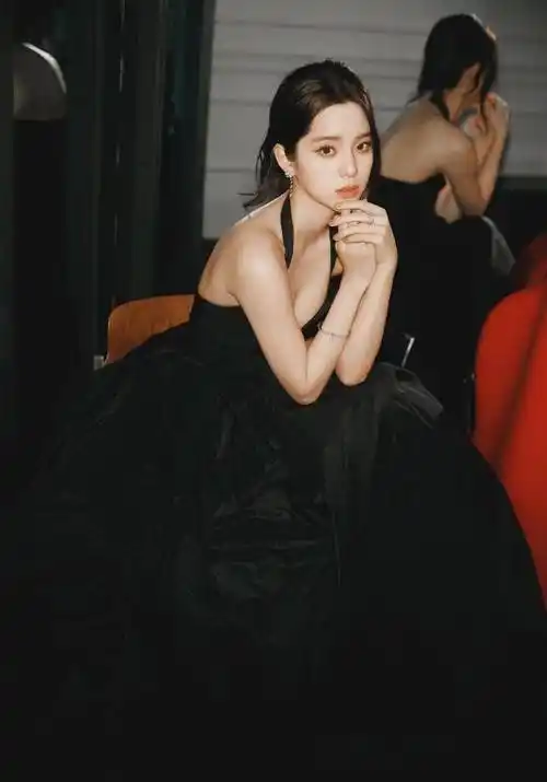 欧阳娜娜出席微博之夜,黑色吊带礼服裙,星河闪耀,氛围感拉满_大提琴