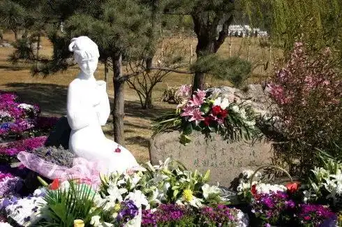 中国当代名人墓地盘点,张国荣离世16年仍未落葬!_梅艳芳