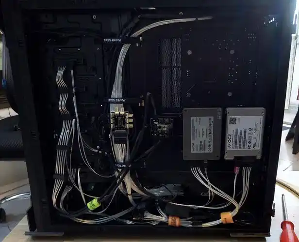 请问下追风者416p机箱固态硬盘位置是这样安装的吗?