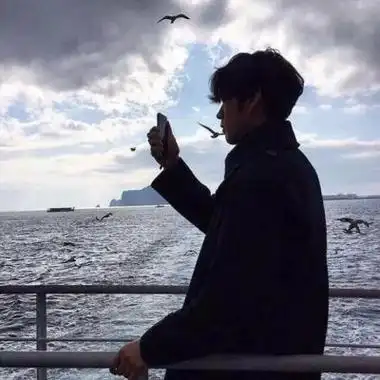 孤独伤感意境真人男生头像图片