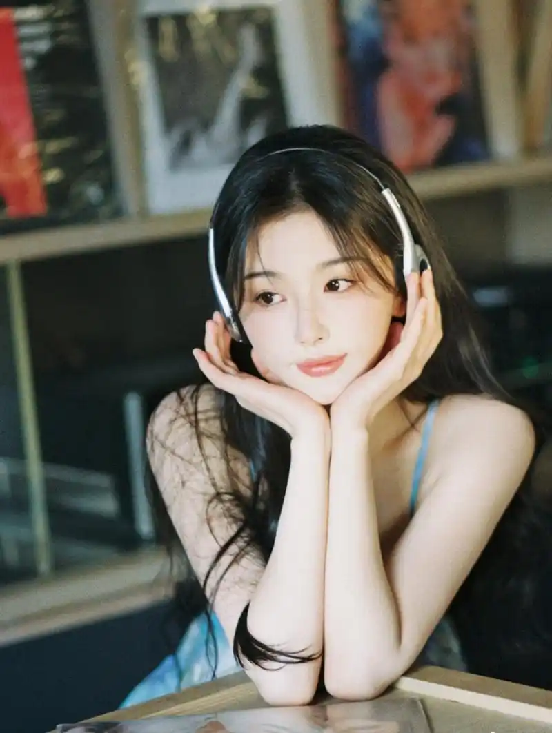 孔雪儿吊带连衣裙好美呀,清纯甜美迷人至极!