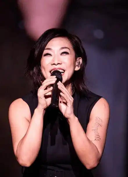 歌手林忆莲身材发福,皱纹还那么多,在她身上看到了大妈感!