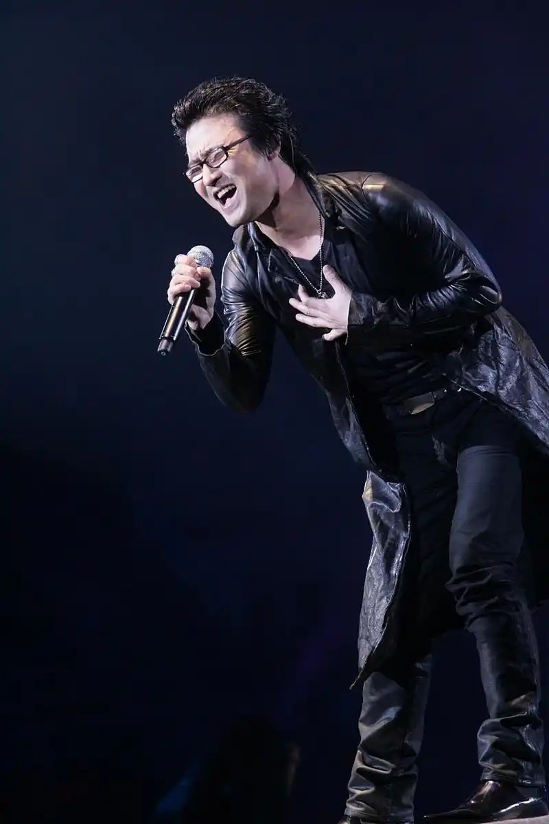 汪峰应该是很了解女生需要什么的,对于女生是有个人魅力.