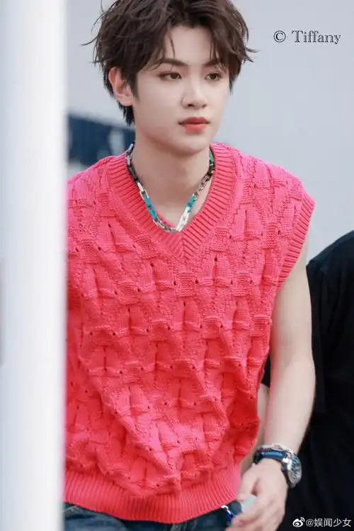 黄明昊多巴胺男孩#黄明昊线下活动路透9615卷卷毛粉色的针织马甲