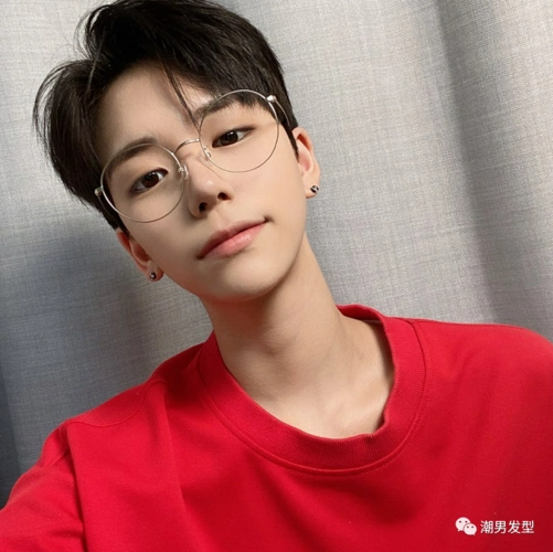 流行的一款男生发型,像上面这位小哥哥的这款韩式中分发造型就很不错