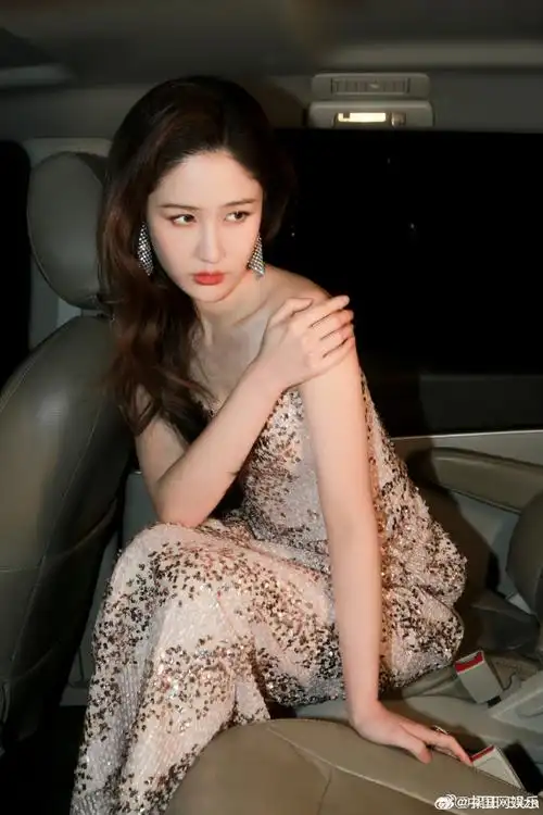 梁田把繁花穿在身上##何冰梁田主持2024网络视听盛典