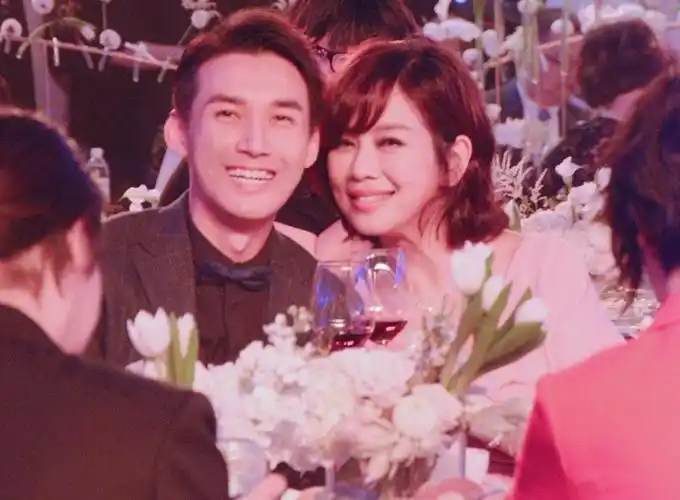 回顾:嫁内地小明星的富婆港星,大龄产子,被婆婆嫌弃,各有苦衷