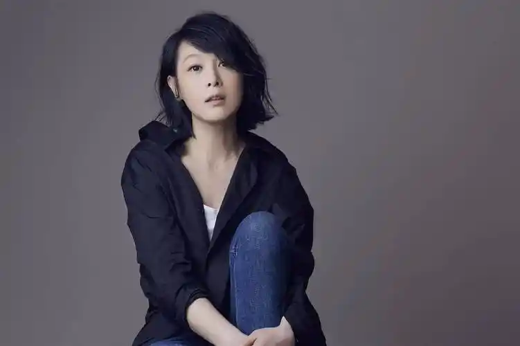 刘若英身材「发福」登台惊现虎背熊腰,身材惹质疑!_明星_网友_一个人