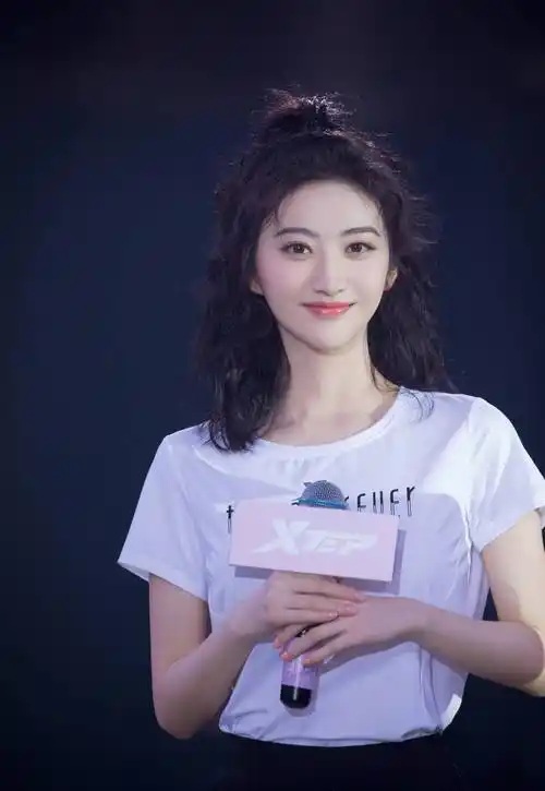 景甜晒出两张近照,被指亮点太明显了,8个小时流量破20万_照片_内容