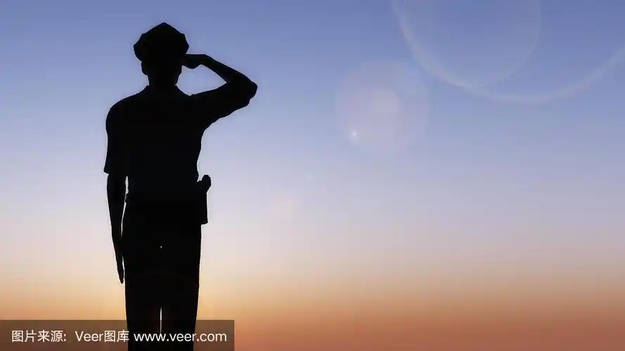 夕阳下敬礼的军官剪影