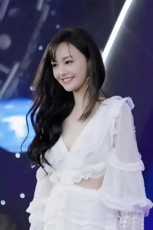 郑爽全黑look神秘感满分,和男友穿款低调晒恩爱,身材比造型惹眼