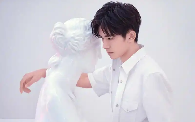 易烊千玺代言图片桌面壁纸