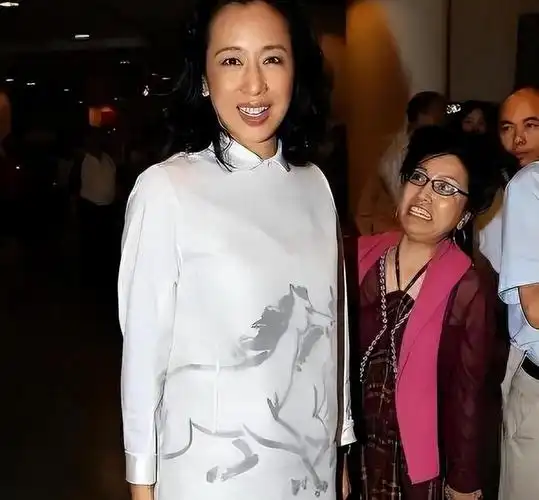 65岁朱玲玲两次净身出户离婚,她的一生让网友赞叹:很厉害了