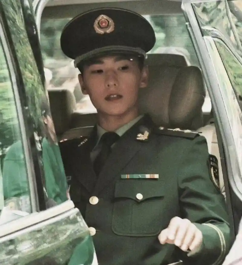 杨洋不愧是军艺校草,军装真帅