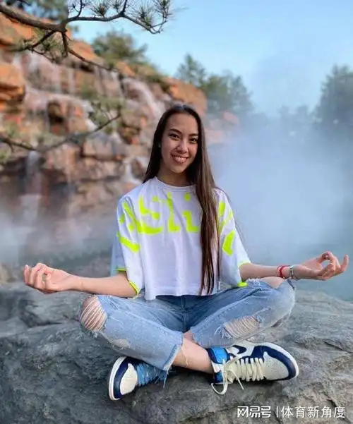 中乌混血左右为难父母均身处战乱基辅效力中国成艺体新星