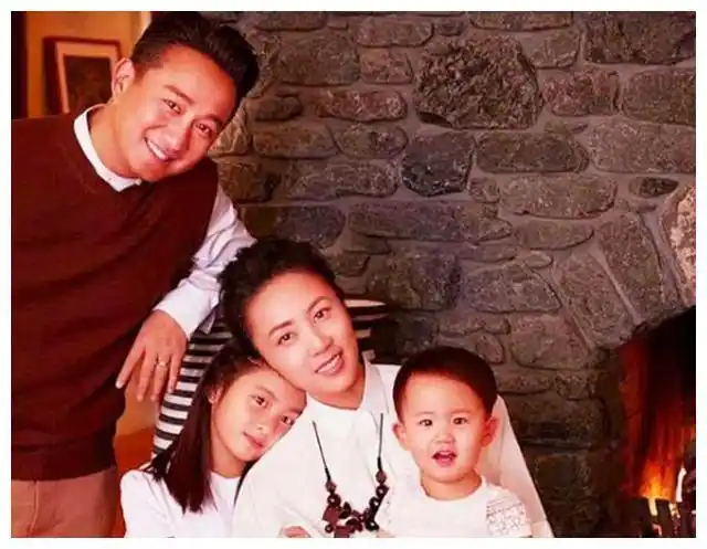 黄磊儿子小圆脸曝光,笑得人心都化了,网友:缩小版的"黄磊"