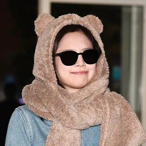 blackpink金智妮穿搭超萌,泰迪熊围巾 墨镜显轻松,小熊脑袋抢镜