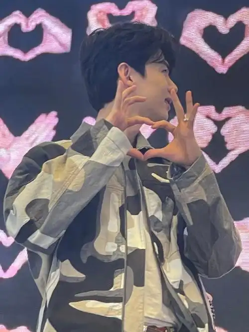 白敬亭回应放不开#来看小白比心00@白敬亭一边比一边嫌弃(大胆费栽