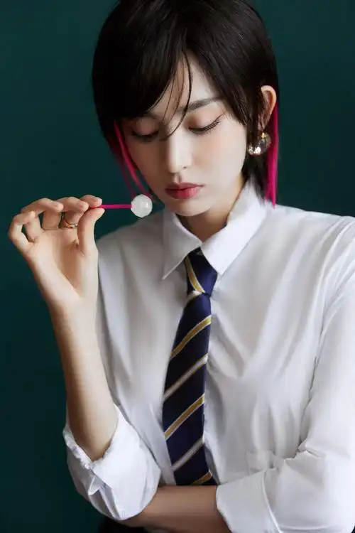 reese瑞茜时尚假发 的想法: 今日发型分享来喽~ 古力娜扎短发挑染造型